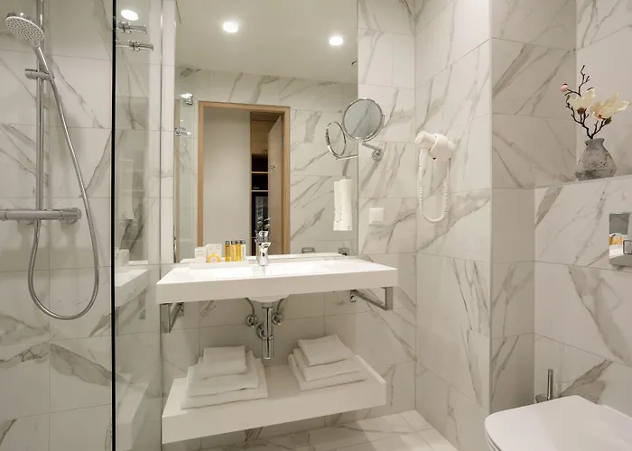 Centennial Nexus 4* تالين